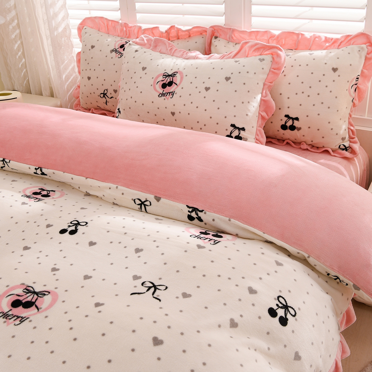 91家纺网 家纺一手货源 找家纺 紫月轩家纺 2025新款韩版牛奶绒花边款四件套 粉边樱桃