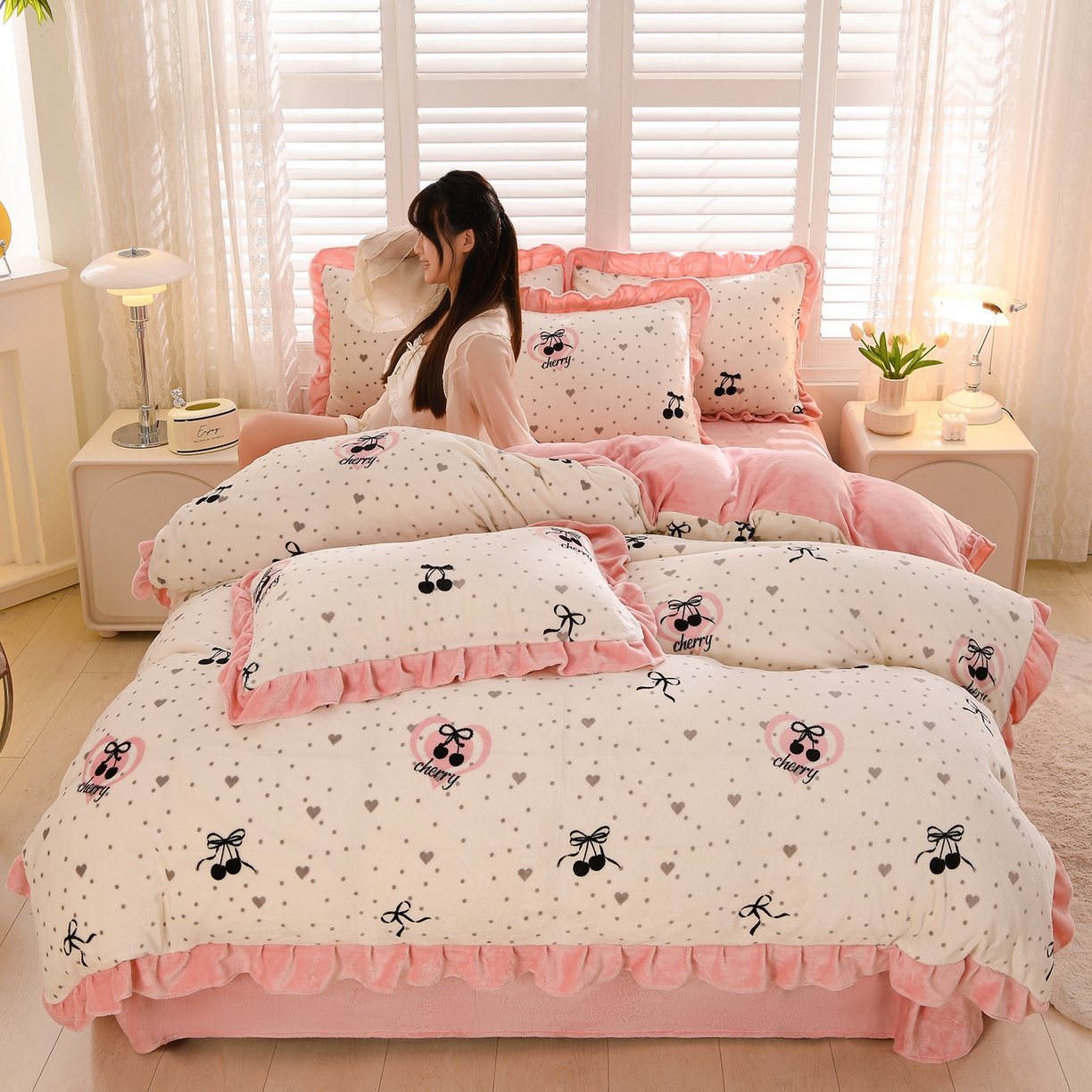 91家纺网 家纺一手货源 找家纺 紫月轩家纺 2025新款韩版牛奶绒花边款四件套 粉边樱桃