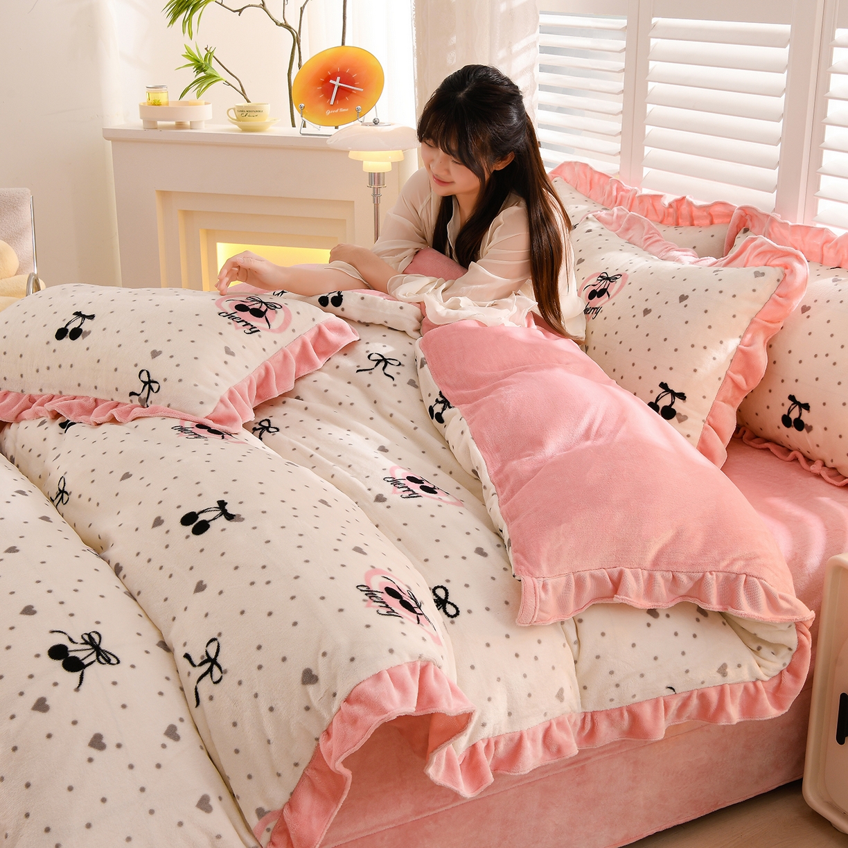 91家纺网 家纺一手货源 找家纺 紫月轩家纺 2025新款韩版牛奶绒花边款四件套 粉边樱桃