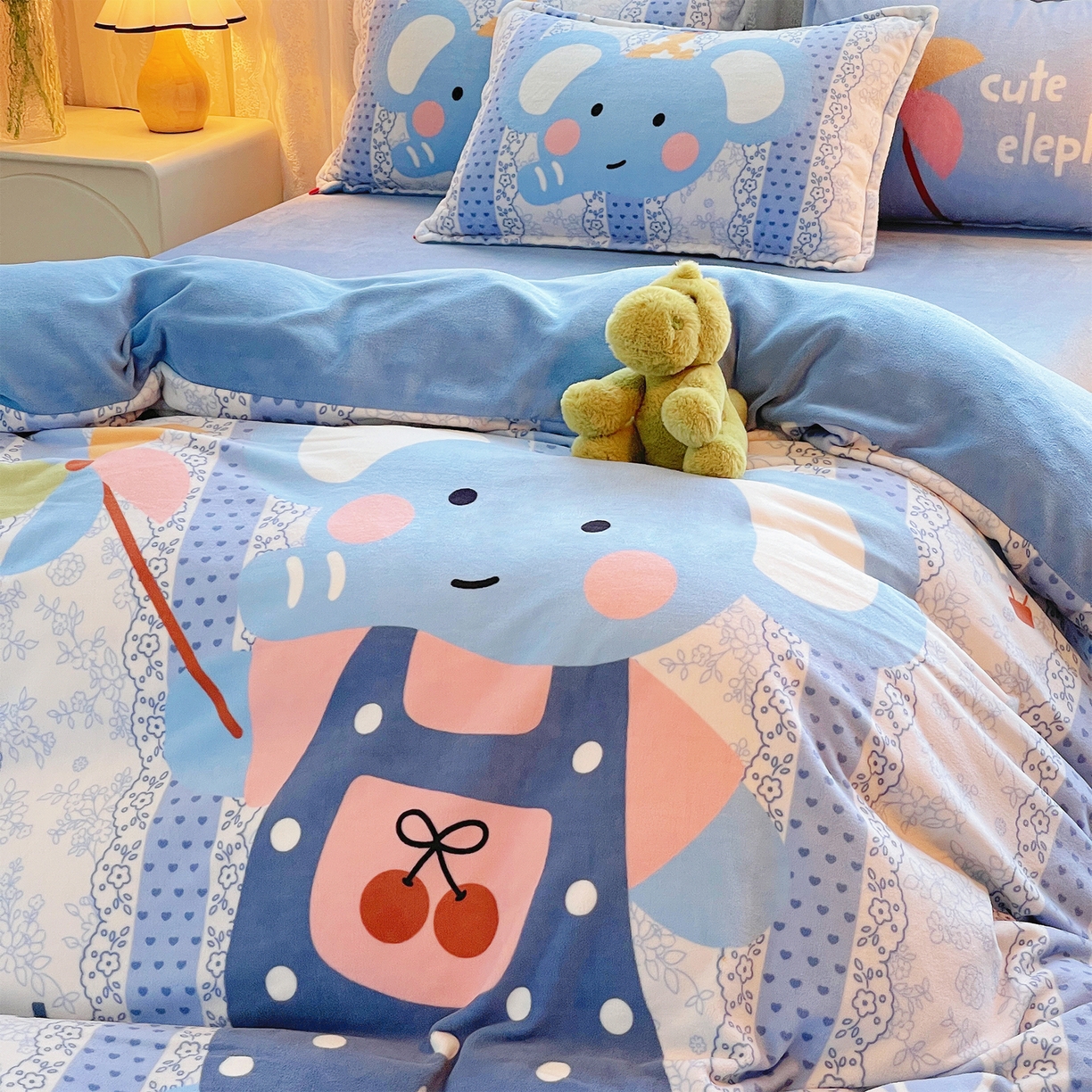 91家纺网 家纺一手货源 找家纺 炫拼家纺 2025新款大版数码印花卡通高克重牛奶绒四件套 快乐小象