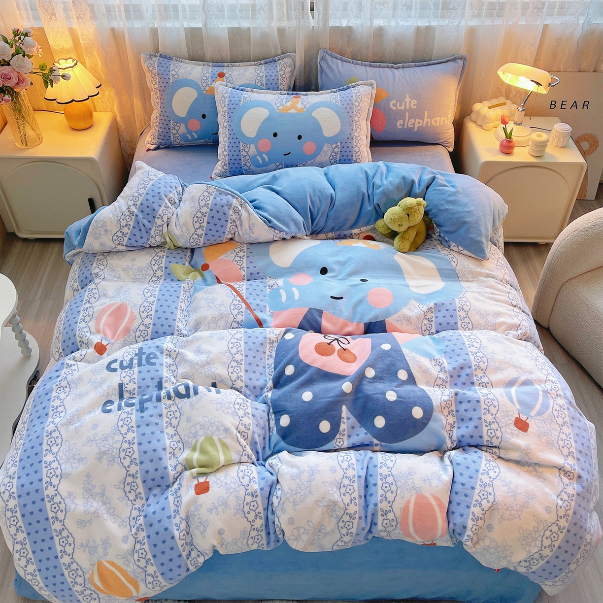 91家纺网 家纺一手货源 找家纺 炫拼家纺 2025新款大版数码印花卡通高克重牛奶绒四件套 快乐小象