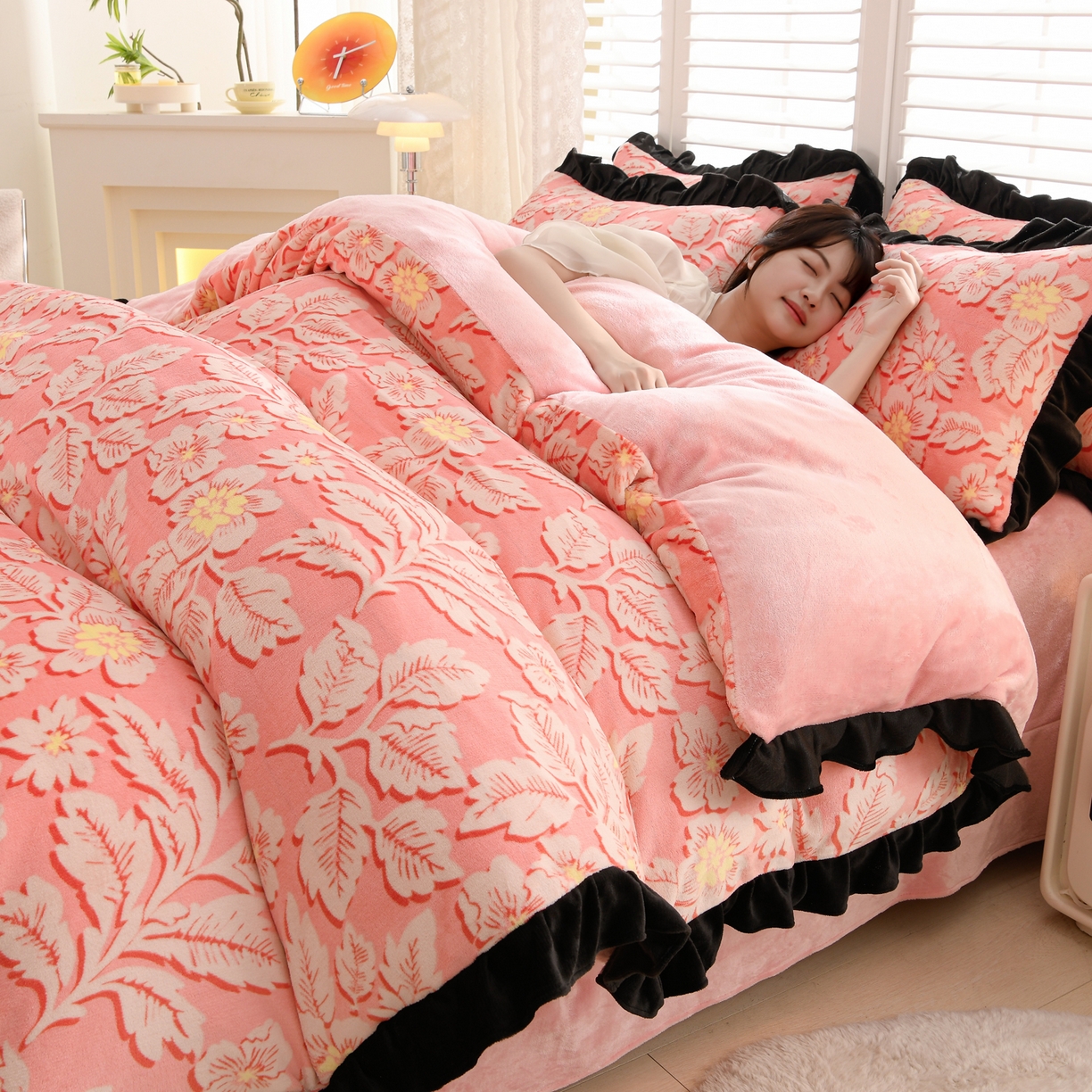 91家纺网 家纺一手货源 找家纺 紫月轩家纺 2025新款韩版牛奶绒花边款四件套 粉黛华庭