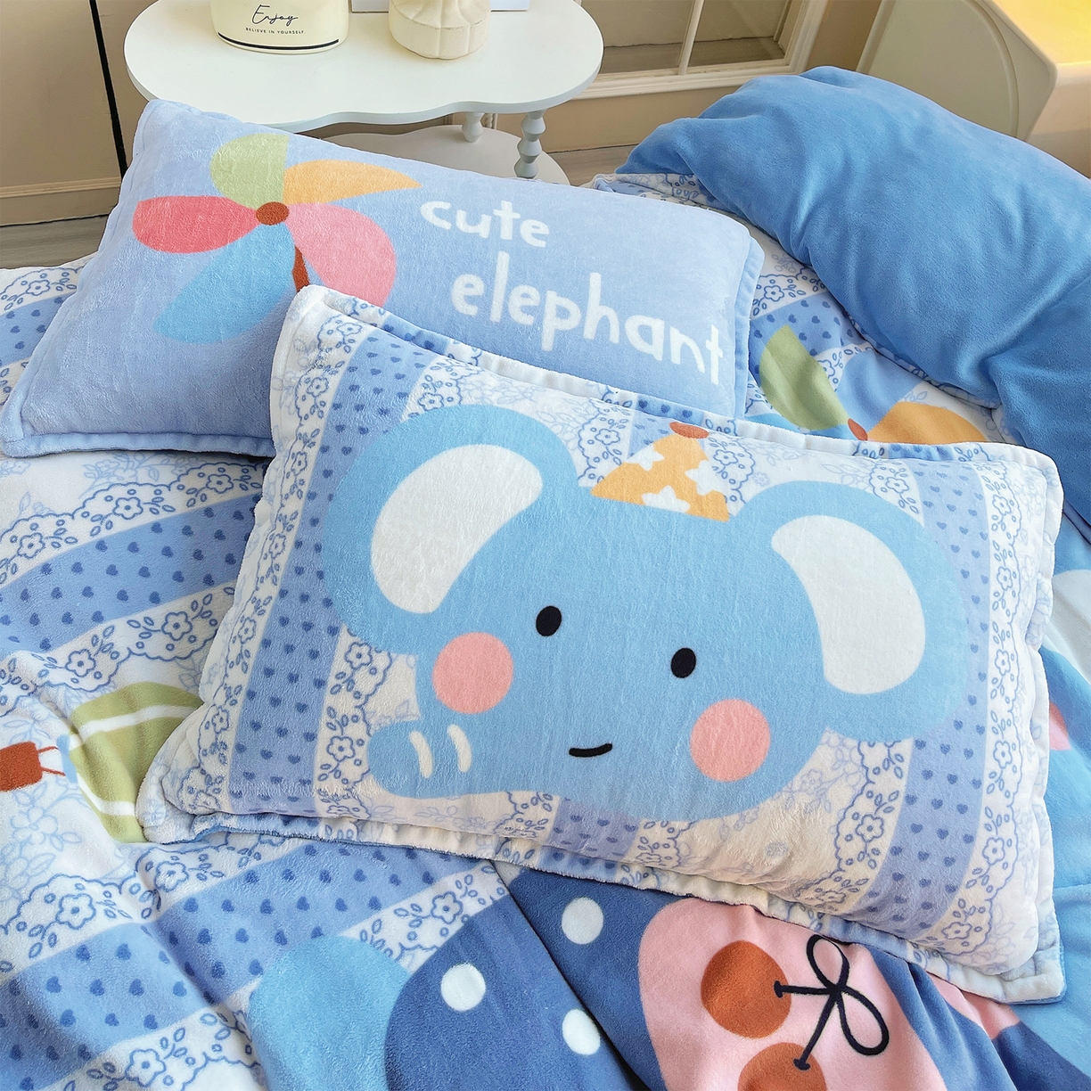 91家纺网 家纺一手货源 找家纺 炫拼家纺 2025新款大版数码印花卡通高克重牛奶绒四件套 快乐小象