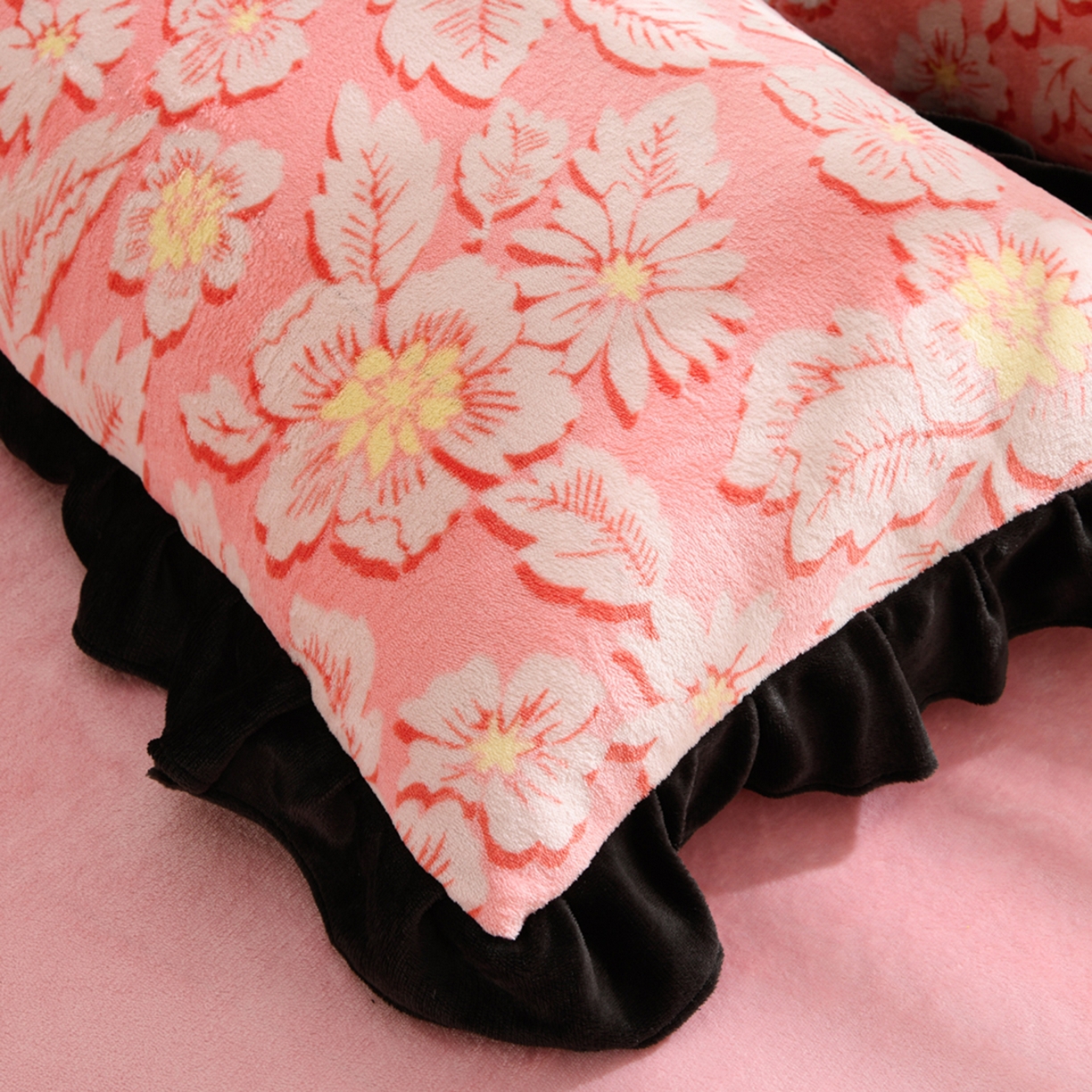 91家纺网 家纺一手货源 找家纺 紫月轩家纺 2025新款韩版牛奶绒花边款四件套 粉黛华庭