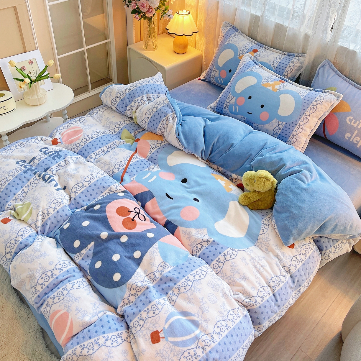 91家纺网 家纺一手货源 找家纺 炫拼家纺 2025新款大版数码印花卡通高克重牛奶绒四件套 快乐小象