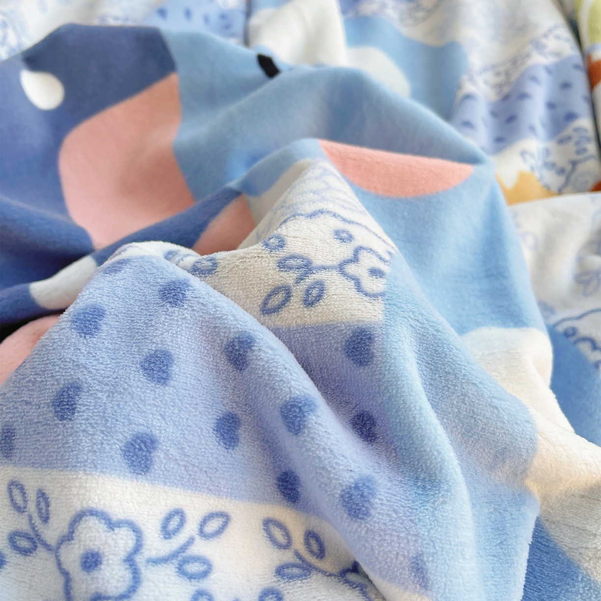 91家纺网 家纺一手货源 找家纺 炫拼家纺 2025新款大版数码印花卡通高克重牛奶绒四件套 快乐小象