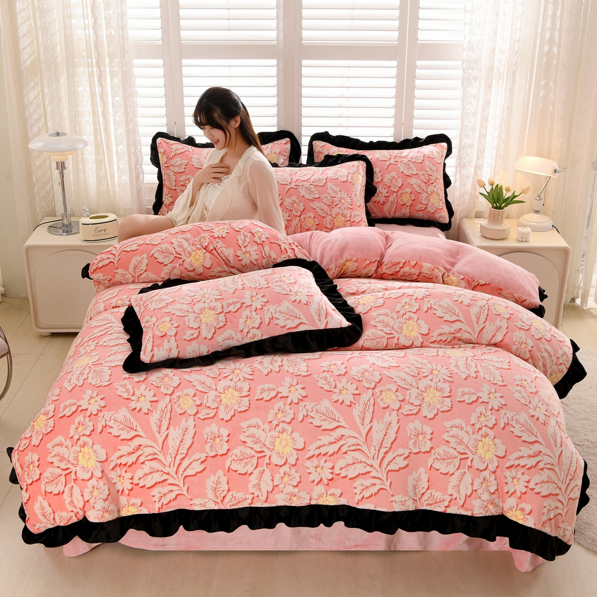 91家纺网 家纺一手货源 找家纺 紫月轩家纺 2025新款韩版牛奶绒花边款四件套 粉黛华庭