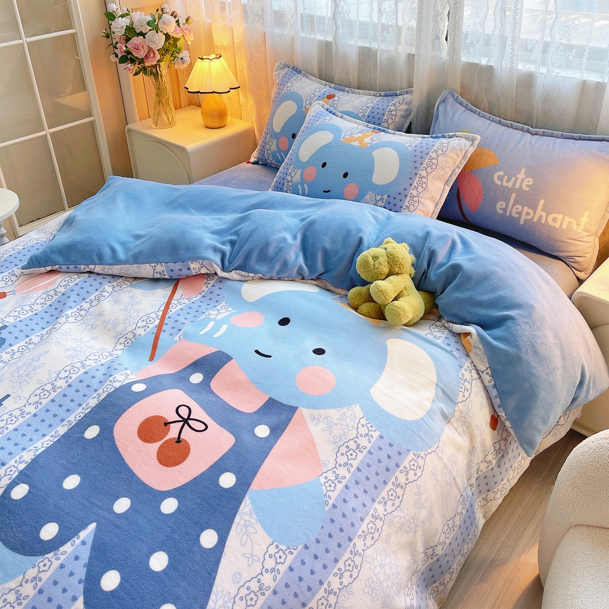 91家纺网 家纺一手货源 找家纺 炫拼家纺 2025新款大版数码印花卡通高克重牛奶绒四件套 快乐小象