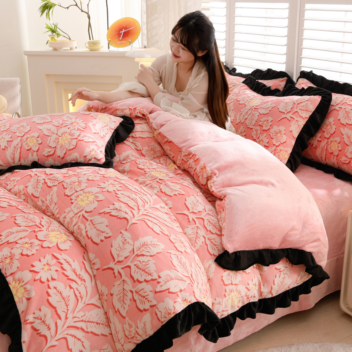 91家纺网 家纺一手货源 找家纺 紫月轩家纺 2025新款韩版牛奶绒花边款四件套 粉黛华庭