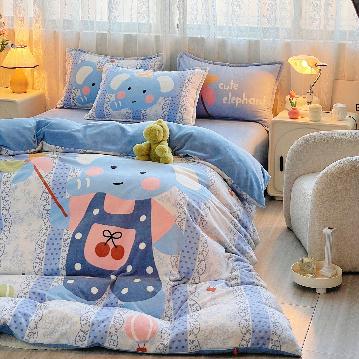 91家纺网 家纺一手货源 找家纺 炫拼家纺 2025新款大版数码印花卡通高克重牛奶绒四件套 快乐小象