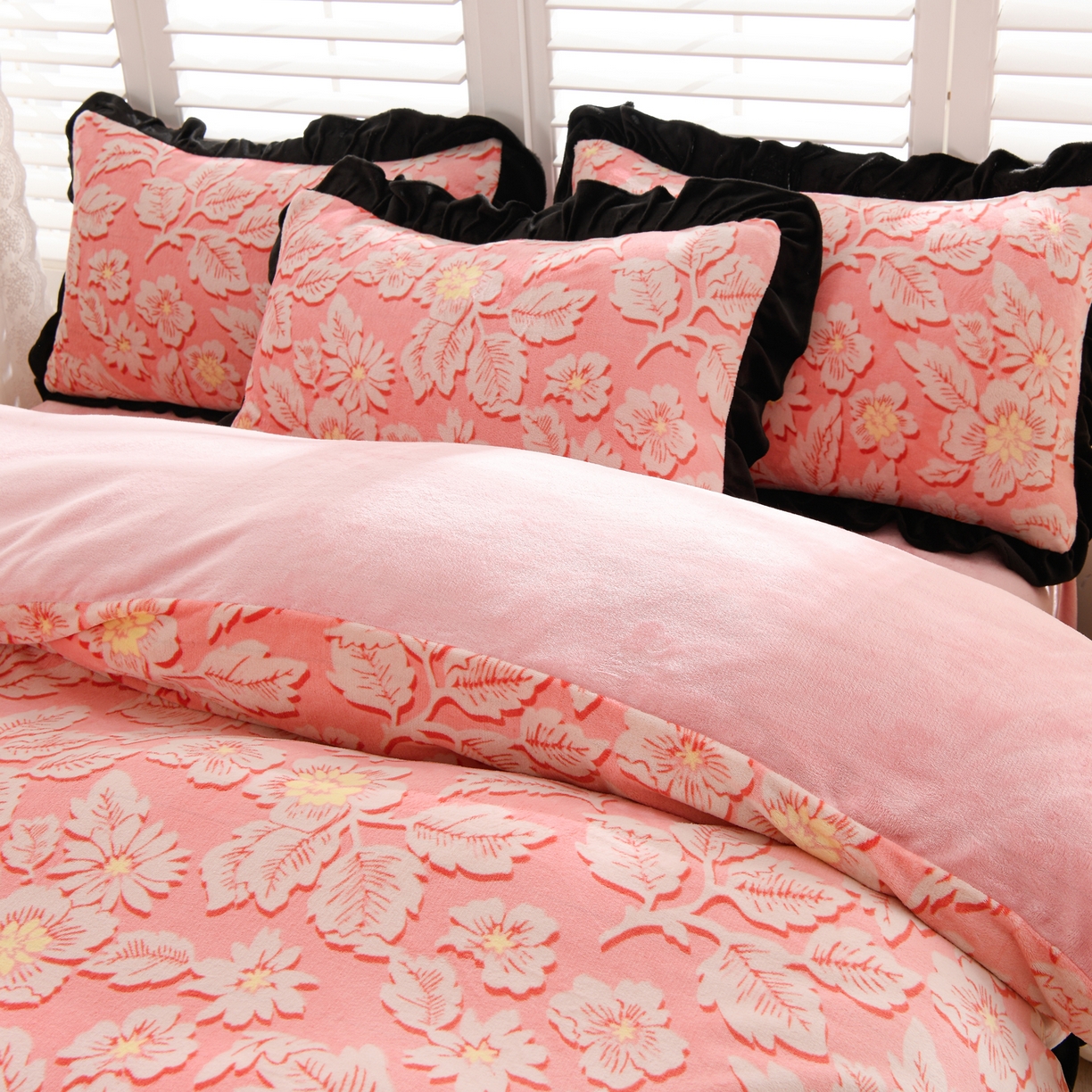 91家纺网 家纺一手货源 找家纺 紫月轩家纺 2025新款韩版牛奶绒花边款四件套 粉黛华庭