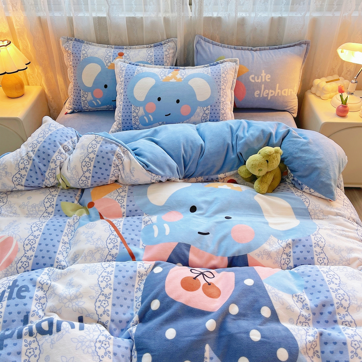 91家纺网 家纺一手货源 找家纺 炫拼家纺 2025新款大版数码印花卡通高克重牛奶绒四件套 快乐小象