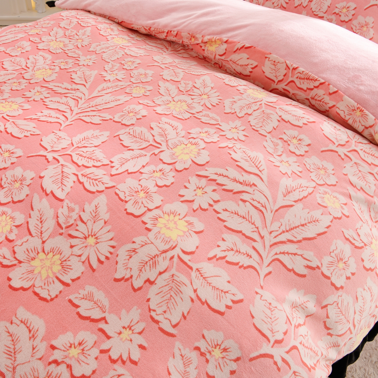 91家纺网 家纺一手货源 找家纺 紫月轩家纺 2025新款韩版牛奶绒花边款四件套 粉黛华庭