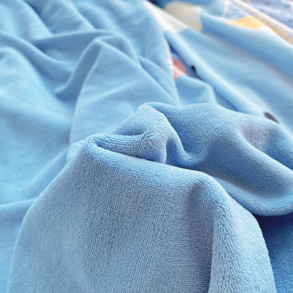 91家纺网 家纺一手货源 找家纺 炫拼家纺 2025新款大版数码印花卡通高克重牛奶绒四件套 快乐小象