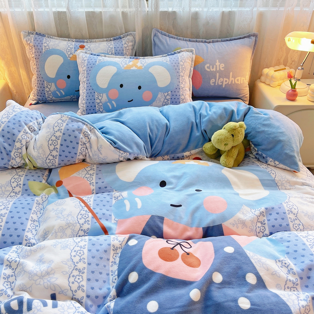 91家纺网 家纺一手货源 找家纺 炫拼家纺 2025新款大版数码印花卡通高克重牛奶绒四件套 快乐小象