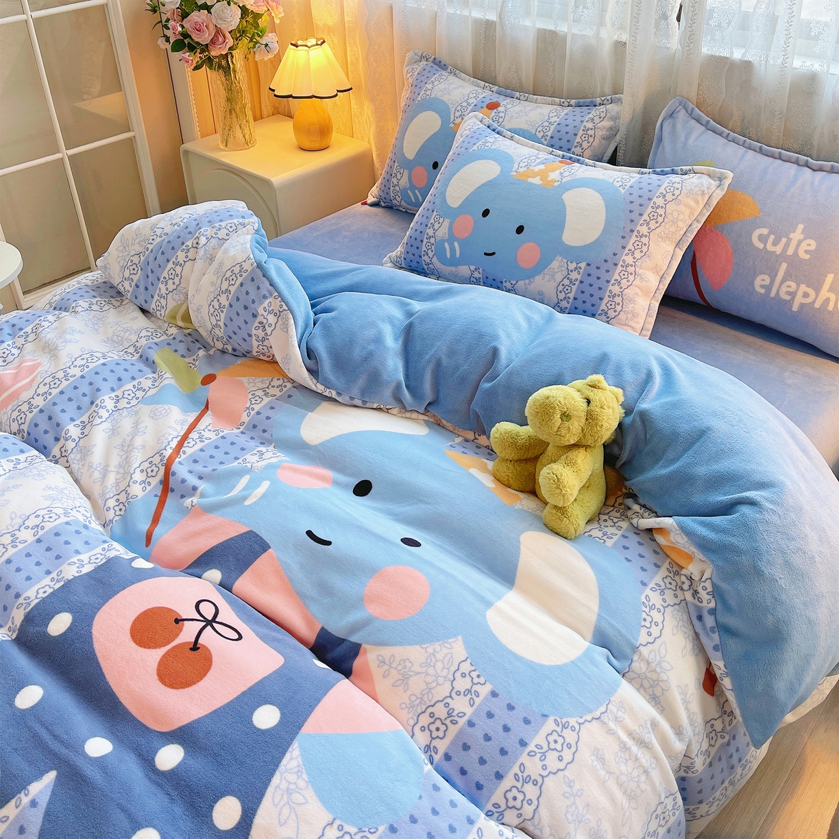 91家纺网 家纺一手货源 找家纺 炫拼家纺 2025新款大版数码印花卡通高克重牛奶绒四件套 快乐小象