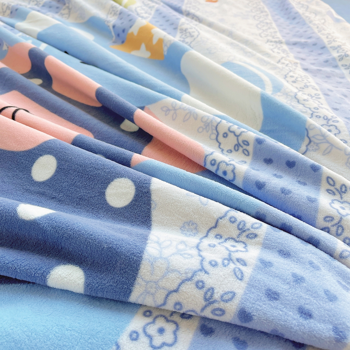 91家纺网 家纺一手货源 找家纺 炫拼家纺 2025新款大版数码印花卡通高克重牛奶绒四件套 快乐小象