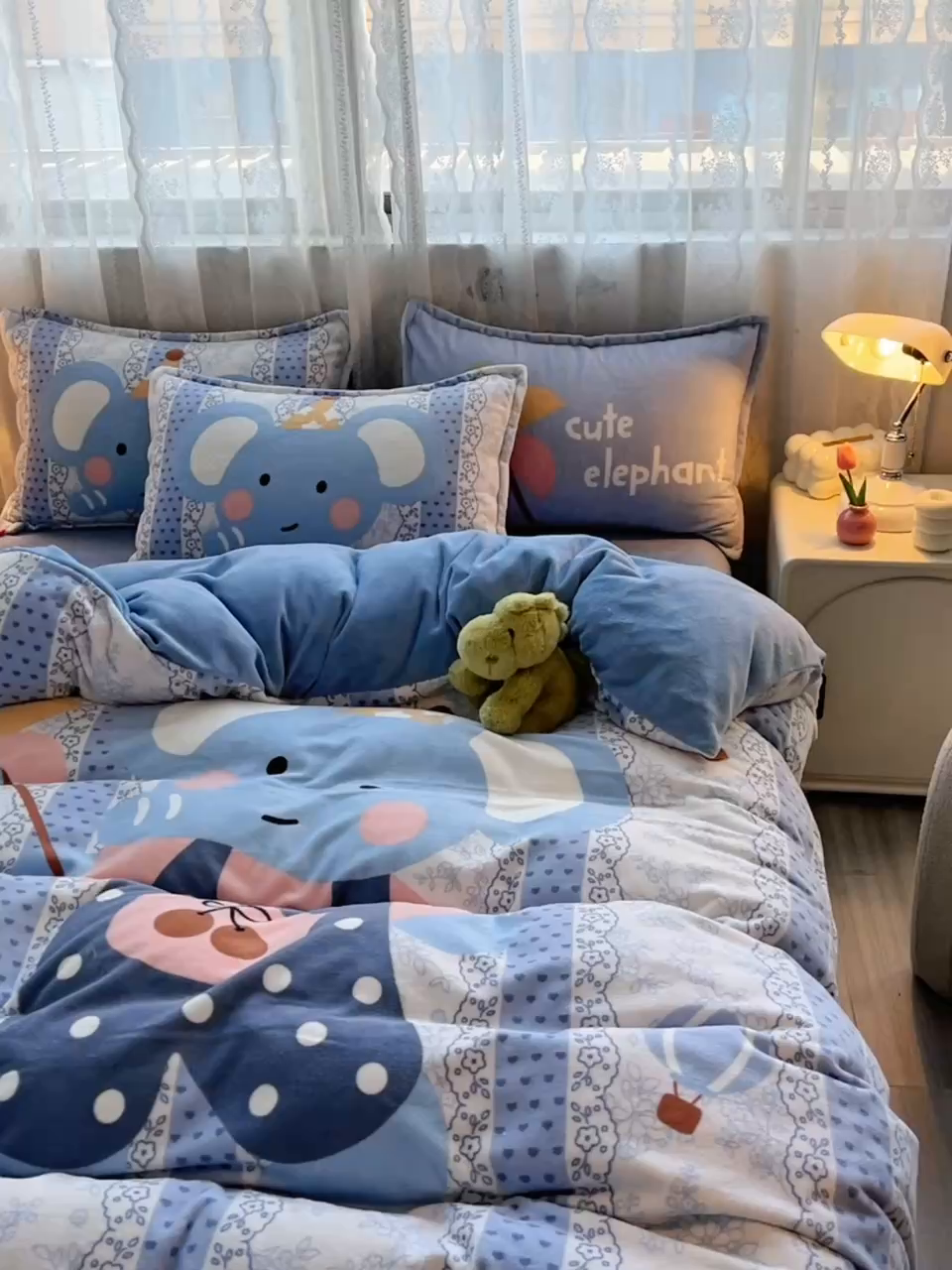 91家纺网 家纺一手货源 找家纺 炫拼家纺 2025新款大版数码印花卡通高克重牛奶绒四件套 快乐小象