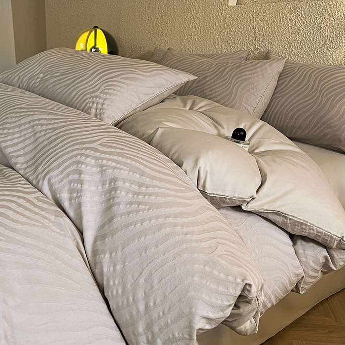 91家纺网 家纺一手货源 找家纺 莱茵家居 2025新款全棉提花贡缎磨毛四件套 杰斯-灰