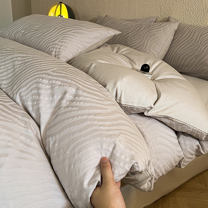 91家纺网 家纺一手货源 找家纺 莱茵家居 2025新款全棉提花贡缎磨毛四件套 杰斯-灰