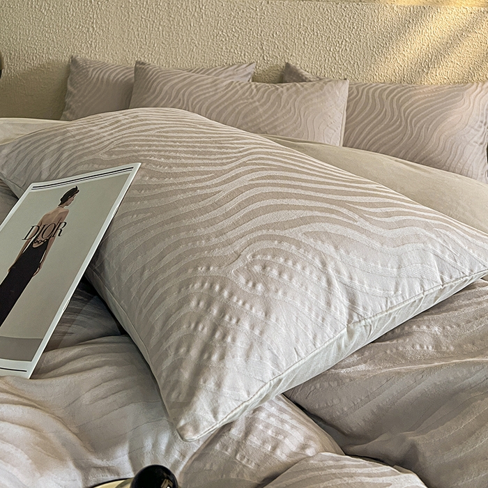 91家纺网 家纺一手货源 找家纺 莱茵家居 2025新款全棉提花贡缎磨毛四件套 杰斯-灰