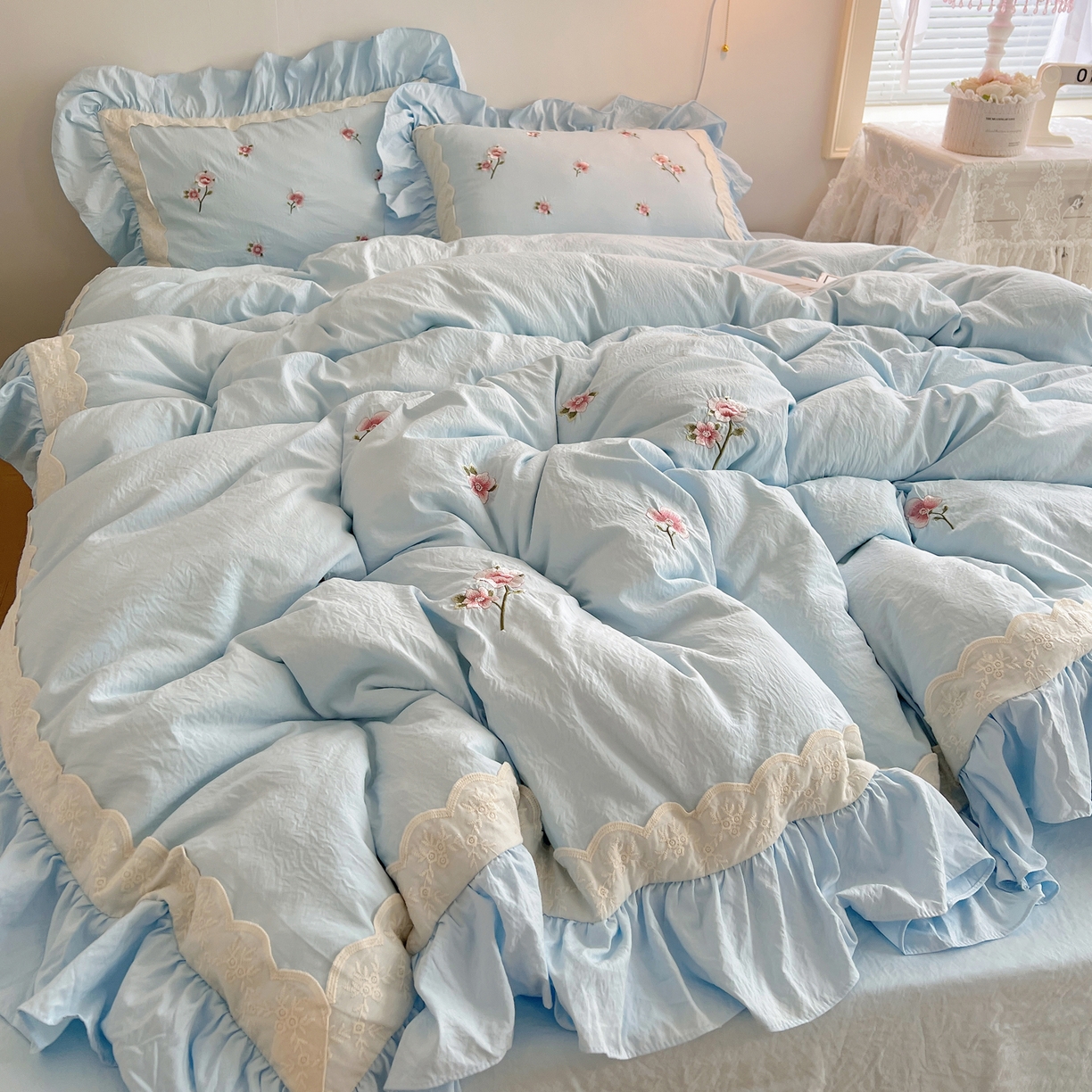 91家纺网 家纺一手货源 找家纺 （总）轻奢坊 2025新款水洗棉法式刺绣大花边四件套-芬芳玫瑰