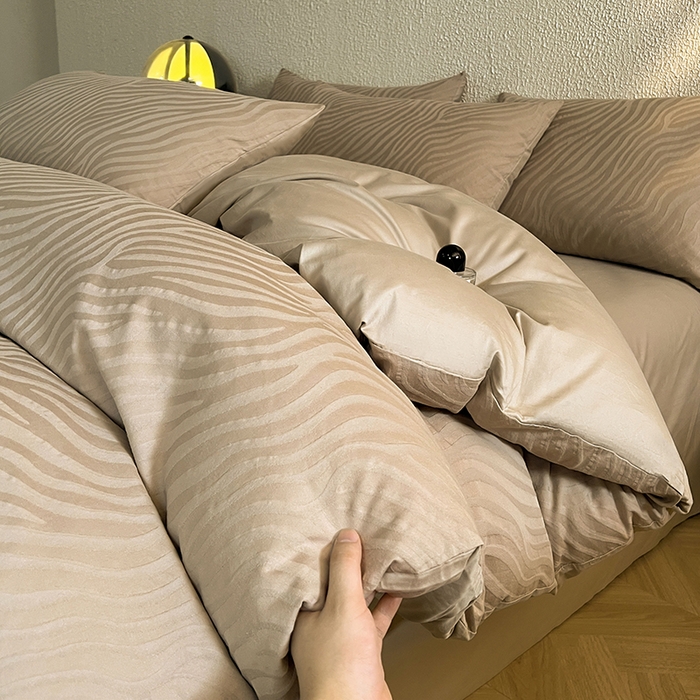 91家纺网 家纺一手货源 找家纺 莱茵家居 2025新款全棉提花贡缎磨毛四件套 杰斯-咖