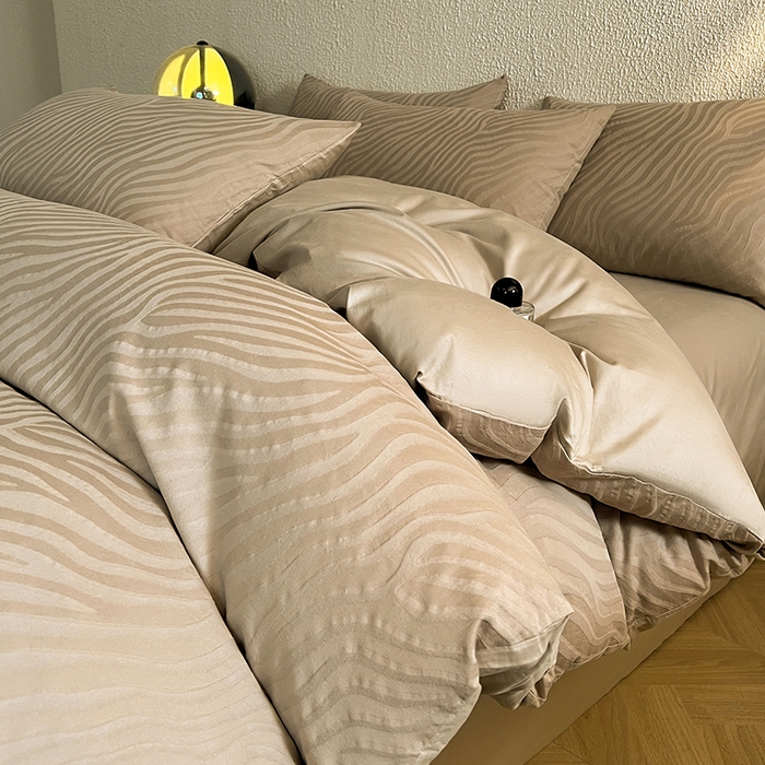 91家纺网 家纺一手货源 找家纺 莱茵家居 2025新款全棉提花贡缎磨毛四件套 杰斯-咖