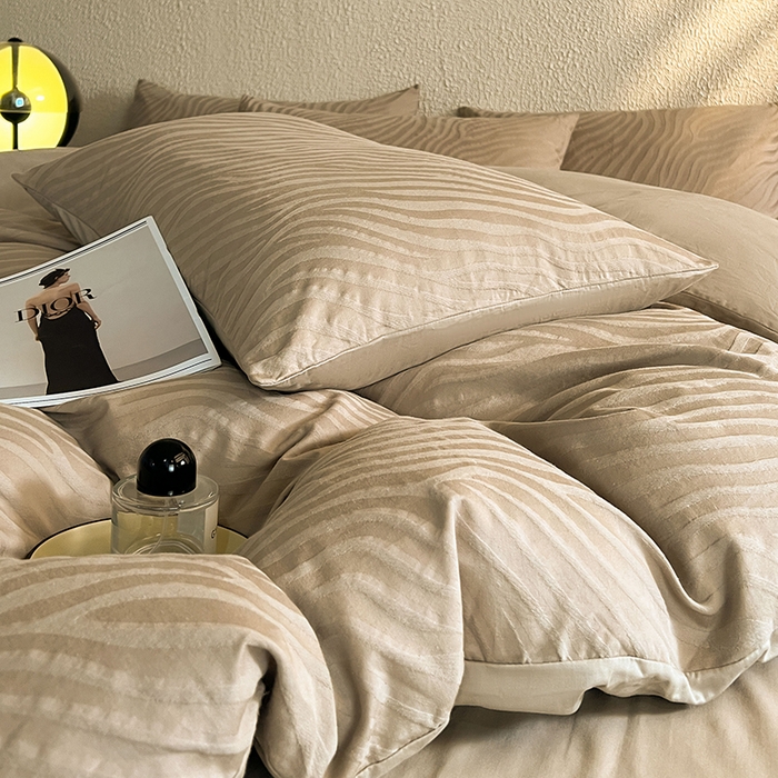 91家纺网 家纺一手货源 找家纺 莱茵家居 2025新款全棉提花贡缎磨毛四件套 杰斯-咖