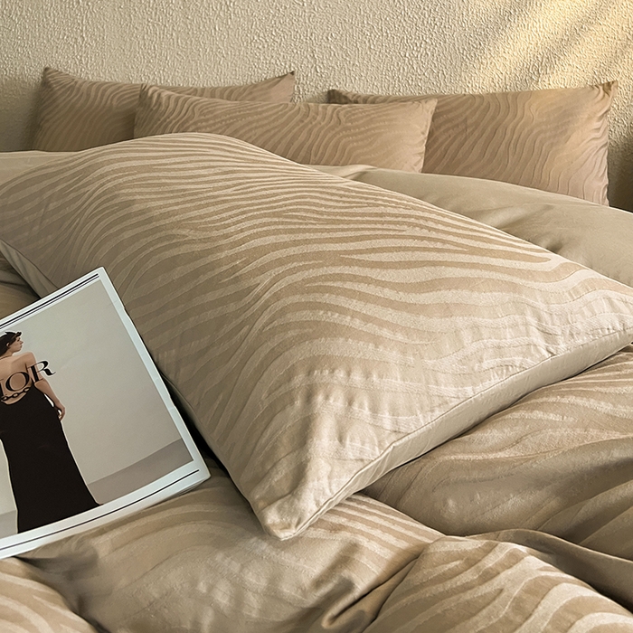 91家纺网 家纺一手货源 找家纺 莱茵家居 2025新款全棉提花贡缎磨毛四件套 杰斯-咖