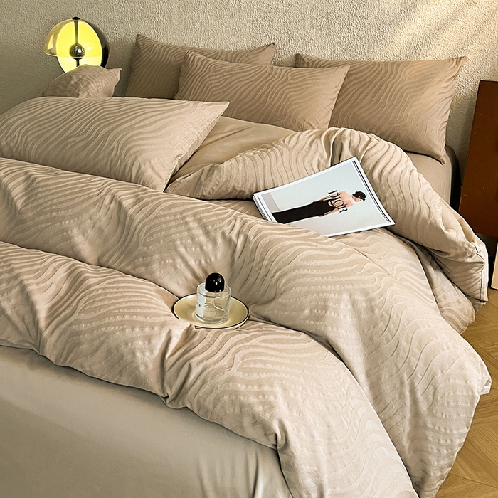 91家纺网 家纺一手货源 找家纺 莱茵家居 2025新款全棉提花贡缎磨毛四件套 杰斯-咖