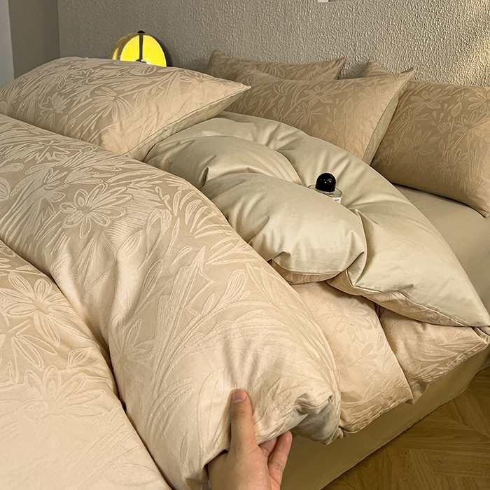 91家纺网 家纺一手货源 找家纺 莱茵家居 2025新款全棉提花贡缎磨毛四件套 秘境-奶咖