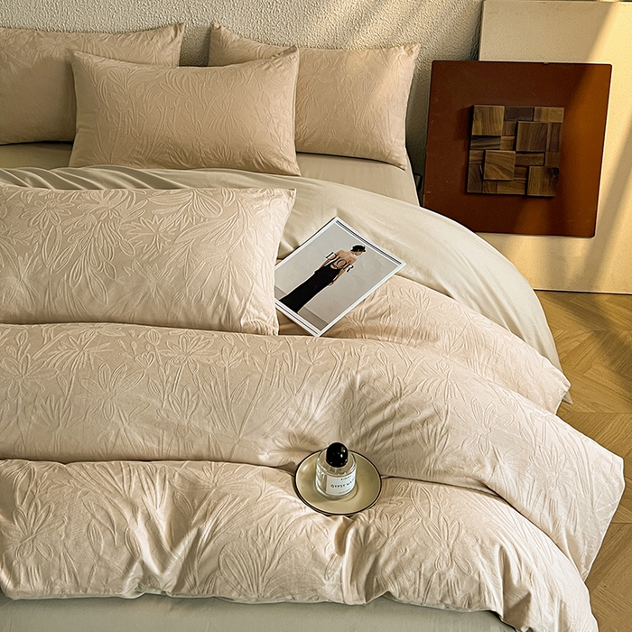 91家纺网 家纺一手货源 找家纺 莱茵家居 2025新款全棉提花贡缎磨毛四件套 秘境-奶咖