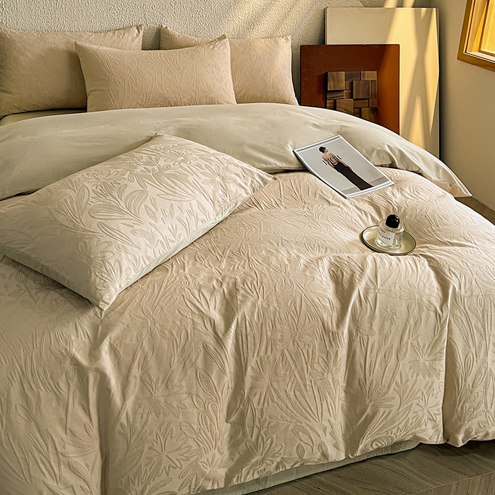 91家纺网 家纺一手货源 找家纺 莱茵家居 2025新款全棉提花贡缎磨毛四件套 秘境-奶咖