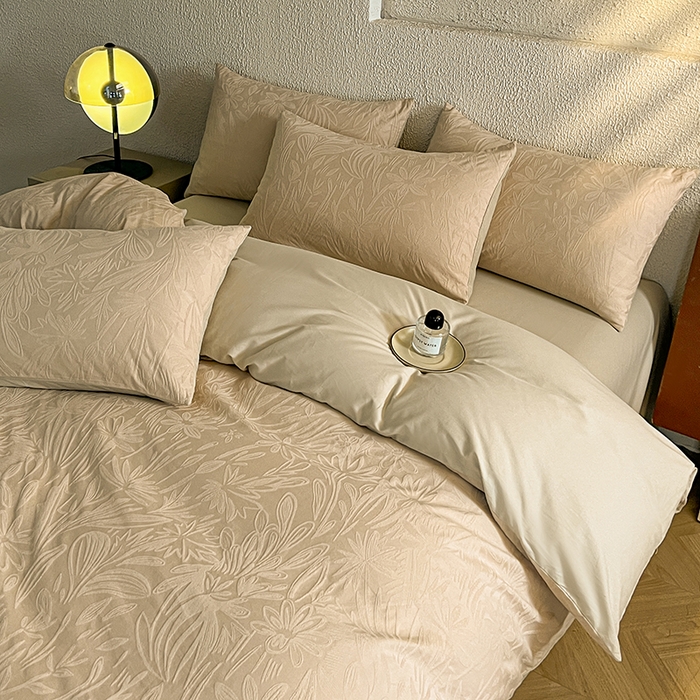 91家纺网 家纺一手货源 找家纺 莱茵家居 2025新款全棉提花贡缎磨毛四件套 秘境-奶咖