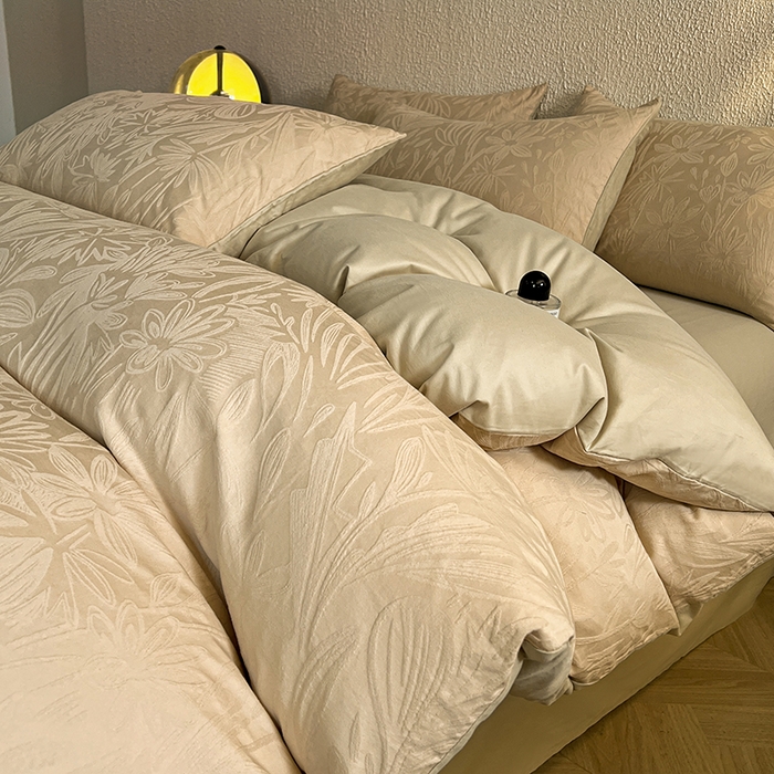 91家纺网 家纺一手货源 找家纺 莱茵家居 2025新款全棉提花贡缎磨毛四件套 秘境-奶咖