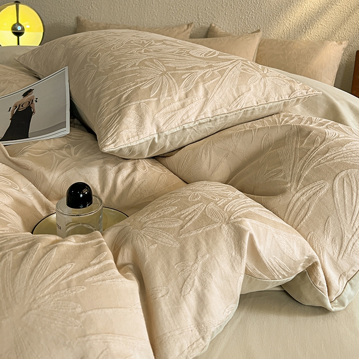 91家纺网 家纺一手货源 找家纺 莱茵家居 2025新款全棉提花贡缎磨毛四件套 秘境-奶咖