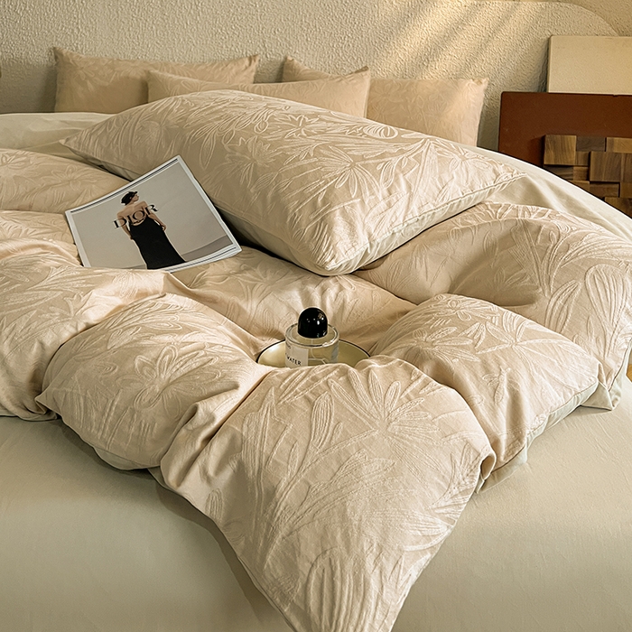 91家纺网 家纺一手货源 找家纺 莱茵家居 2025新款全棉提花贡缎磨毛四件套 秘境-奶咖