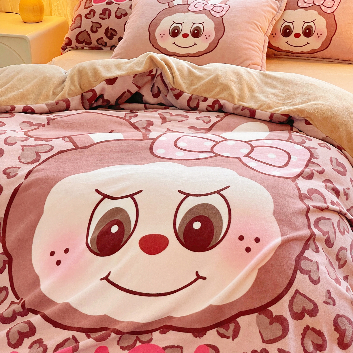 91家纺网 家纺一手货源 找家纺 炫拼家纺 2025新款大版数码印花卡通高克重牛奶绒四件套 豹纹兔兔