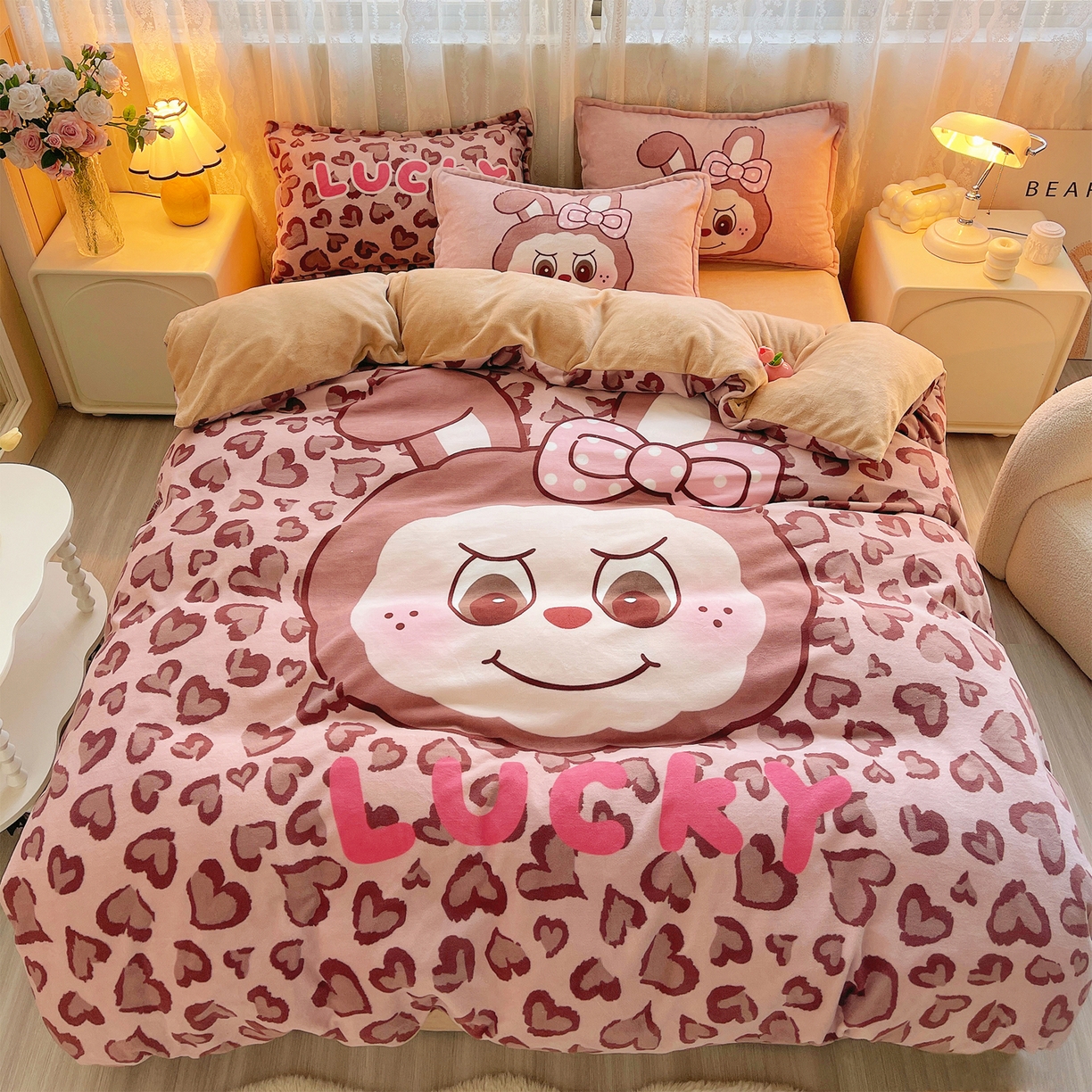 91家纺网 家纺一手货源 找家纺 炫拼家纺 2025新款大版数码印花卡通高克重牛奶绒四件套 豹纹兔兔