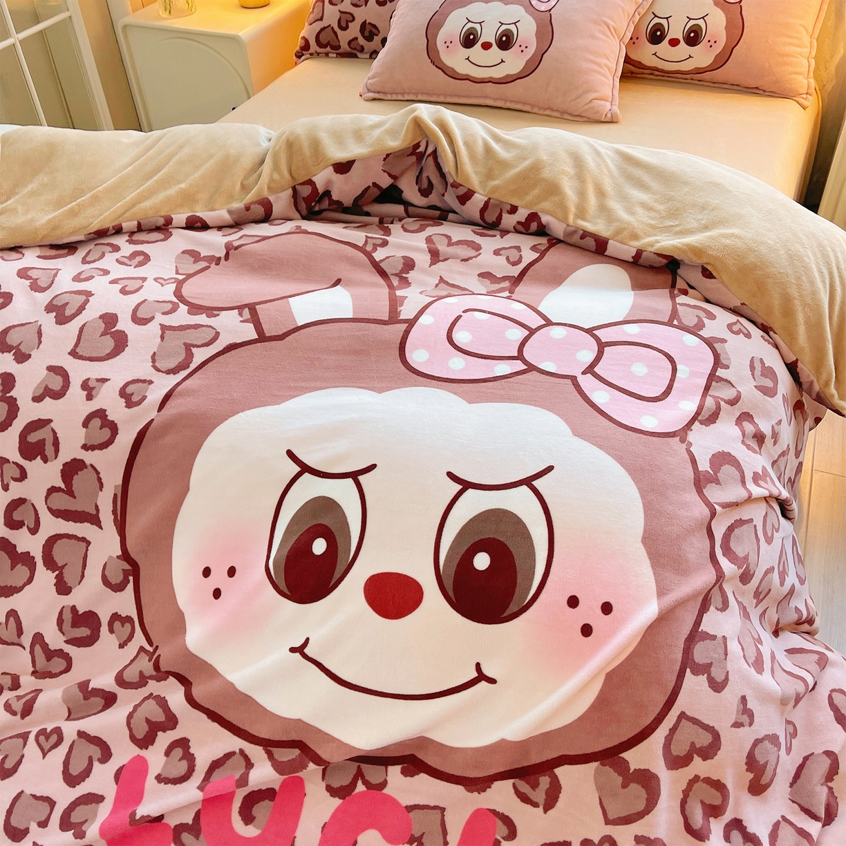 91家纺网 家纺一手货源 找家纺 炫拼家纺 2025新款大版数码印花卡通高克重牛奶绒四件套 豹纹兔兔