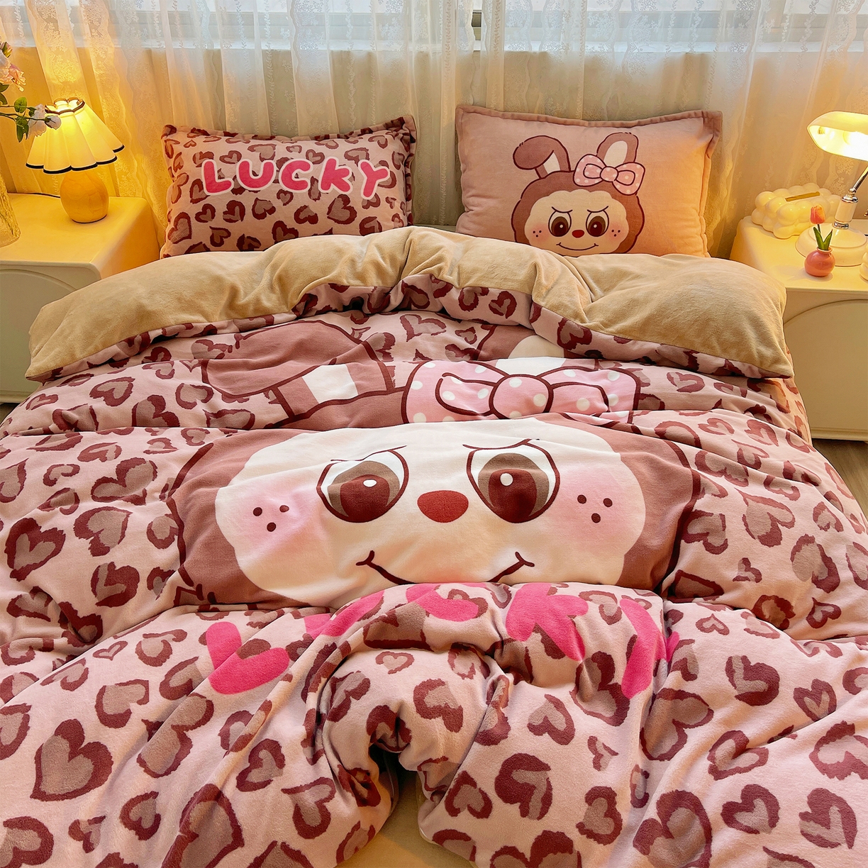 91家纺网 家纺一手货源 找家纺 炫拼家纺 2025新款大版数码印花卡通高克重牛奶绒四件套 豹纹兔兔