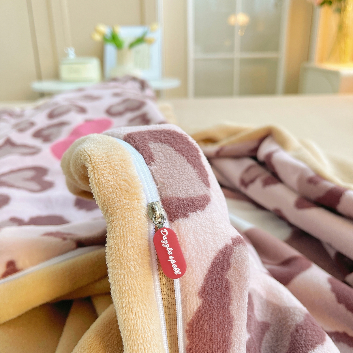 91家纺网 家纺一手货源 找家纺 炫拼家纺 2025新款大版数码印花卡通高克重牛奶绒四件套 豹纹兔兔