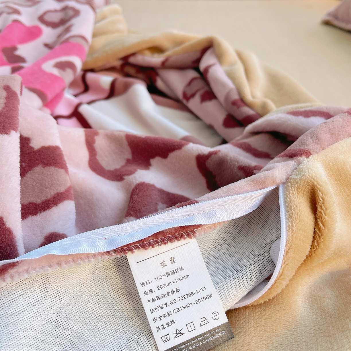 91家纺网 家纺一手货源 找家纺 炫拼家纺 2025新款大版数码印花卡通高克重牛奶绒四件套 豹纹兔兔