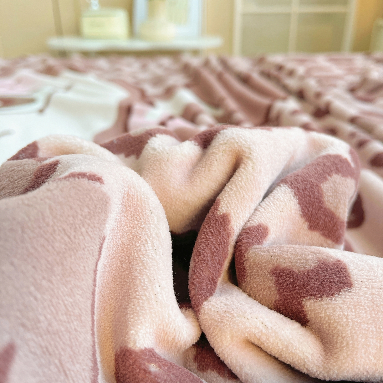 91家纺网 家纺一手货源 找家纺 炫拼家纺 2025新款大版数码印花卡通高克重牛奶绒四件套 豹纹兔兔