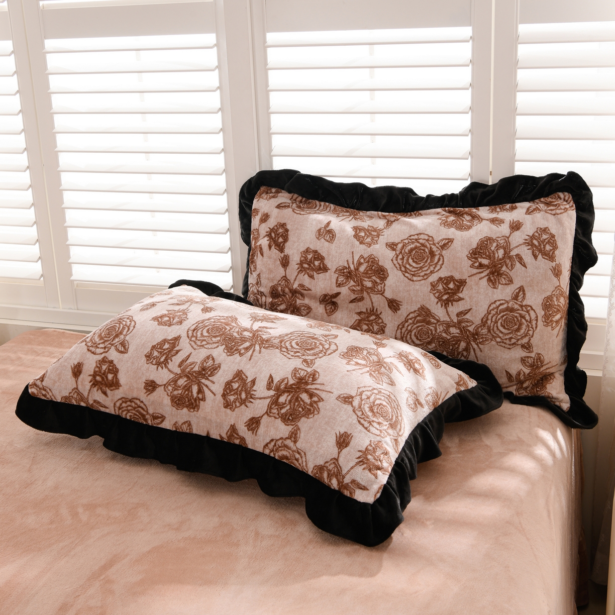 91家纺网 家纺一手货源 找家纺 紫月轩家纺 2025新款韩版牛奶绒花边款四件套 咖色玫瑰