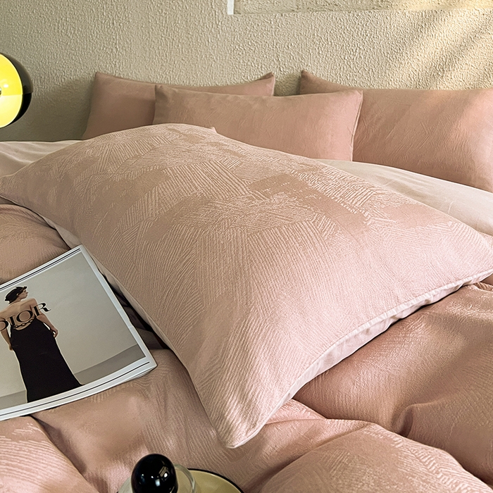 91家纺网 家纺一手货源 找家纺 莱茵家居 2025新款全棉提花贡缎磨毛四件套 银河-粉