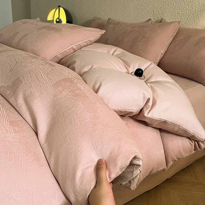 91家纺网 家纺一手货源 找家纺 莱茵家居 2025新款全棉提花贡缎磨毛四件套 银河-粉