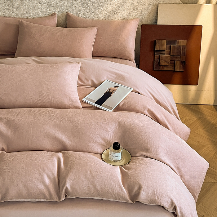 91家纺网 家纺一手货源 找家纺 莱茵家居 2025新款全棉提花贡缎磨毛四件套 银河-粉