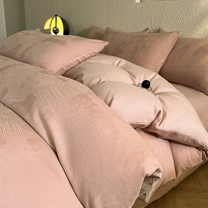 91家纺网 家纺一手货源 找家纺 莱茵家居 2025新款全棉提花贡缎磨毛四件套 银河-粉